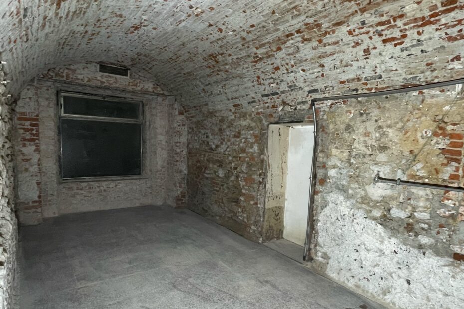 Ein leerer Gewölberaum mit unverputzten Wänden